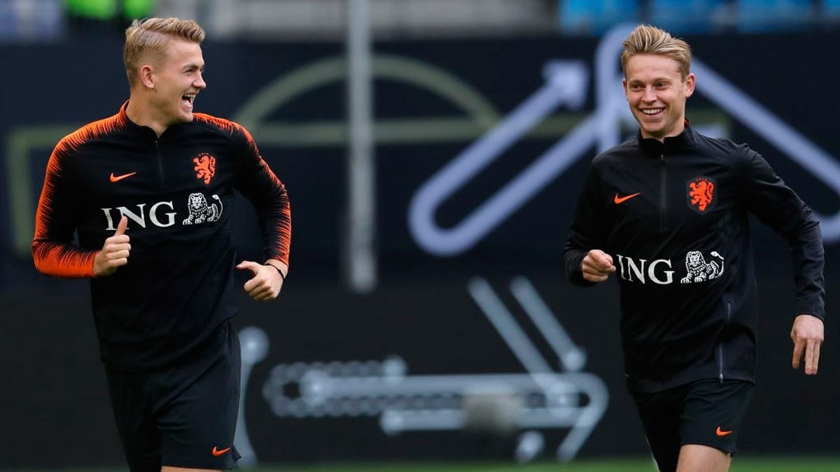 Matthijs de Ligt and Frenkie de Jong in a training session of the dutch national team