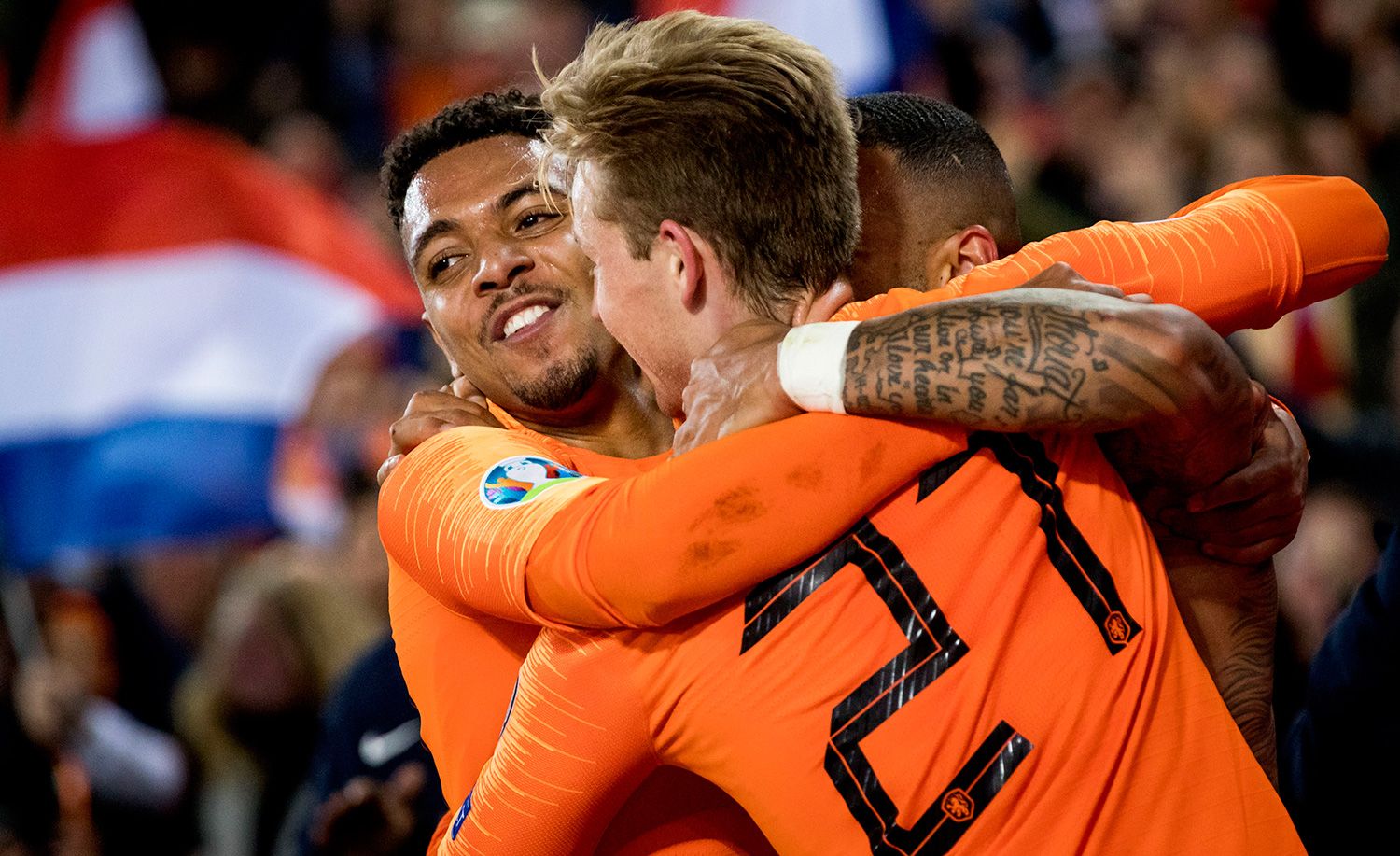 Frenkie de Jong celebra uno de los goles de Holanda