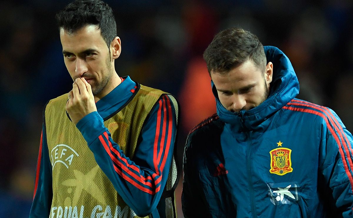 Sergio Busquets and Saúl Ñíguez, during a warming with Spain