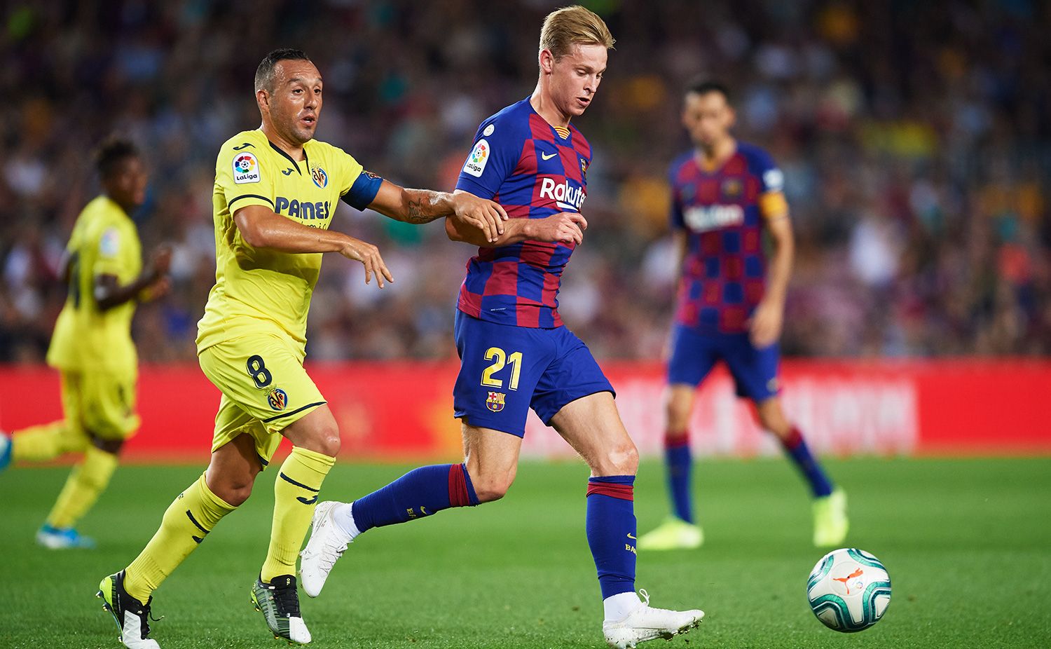 Frenkie de Jong pasa una pelota contra el Villarreal