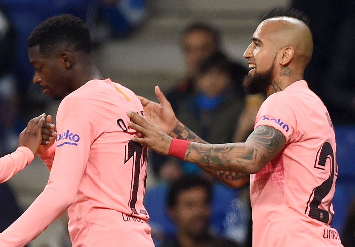 Arturo Vidal y Ousmane Dembélé en un partido el año pasado