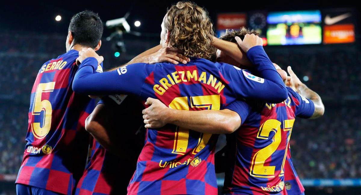 Antoine Griezmann, celebrando un gol con sus compañeros en el Barça