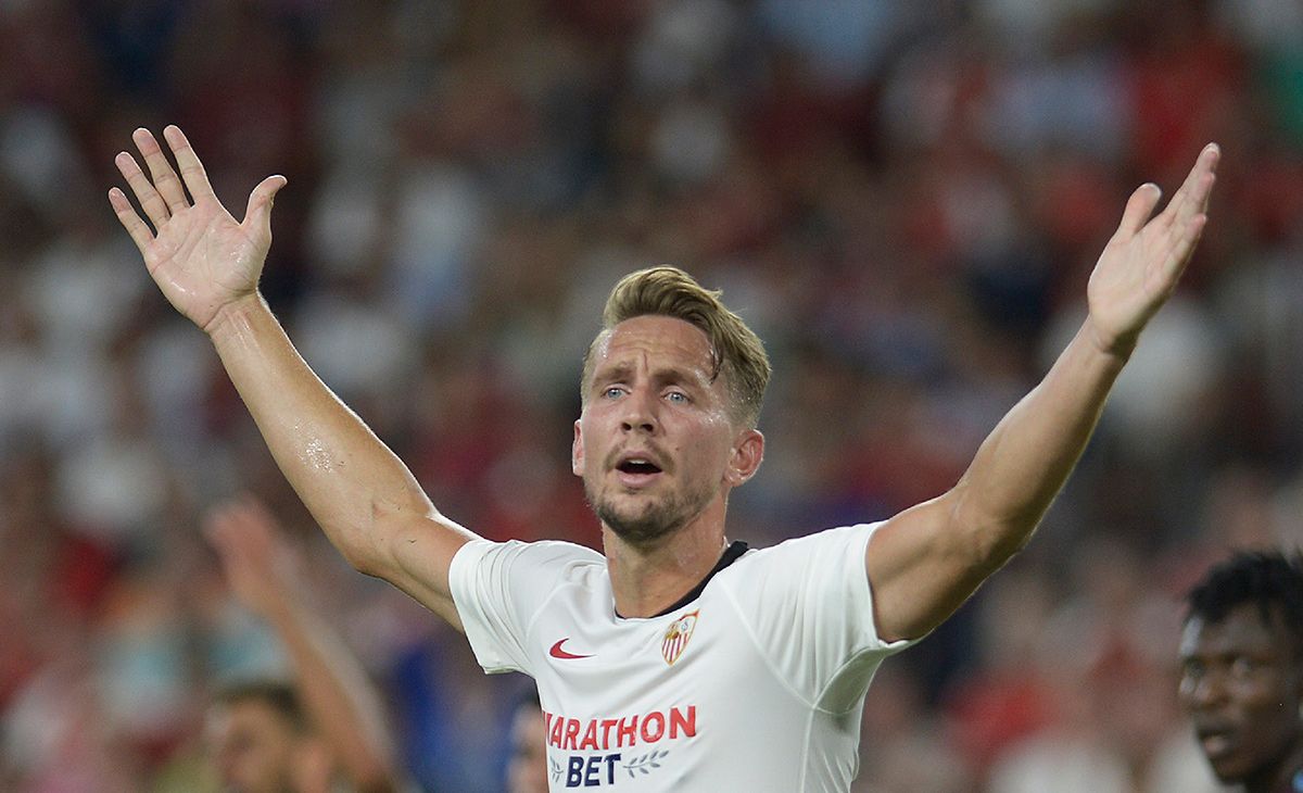 Luuk de Jong, protesting against the referee