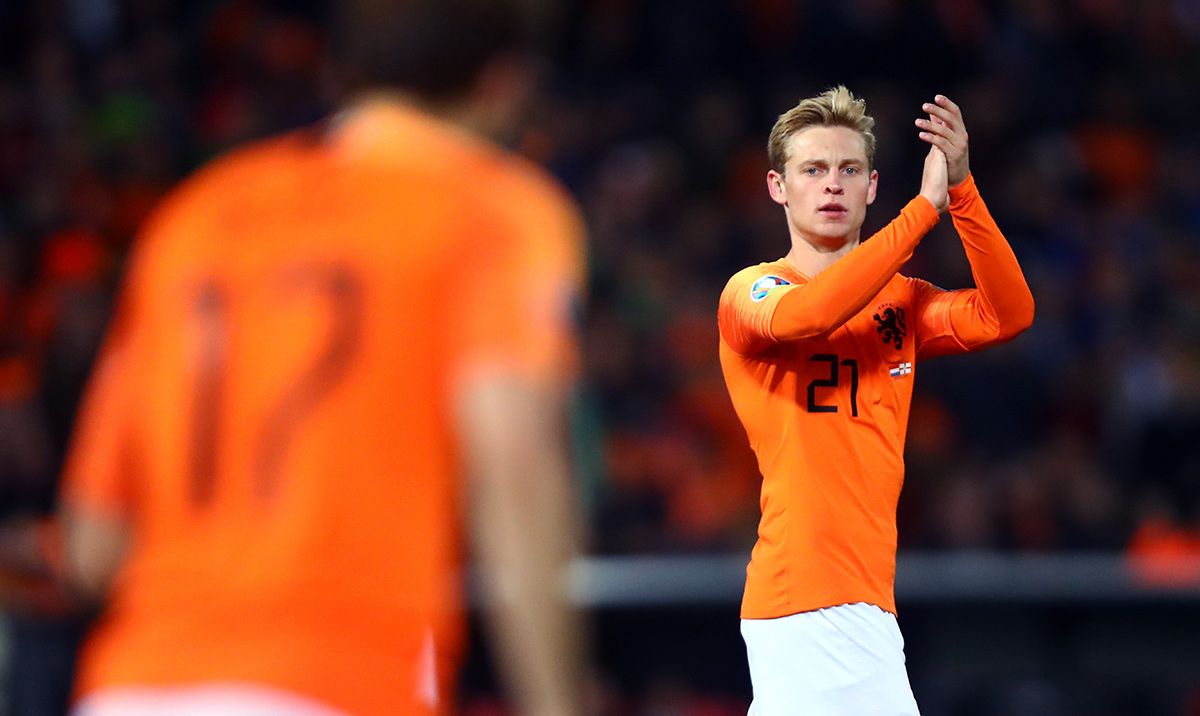 Frenkie de Jong, aplaudiendo a los 'fans' de Holanda