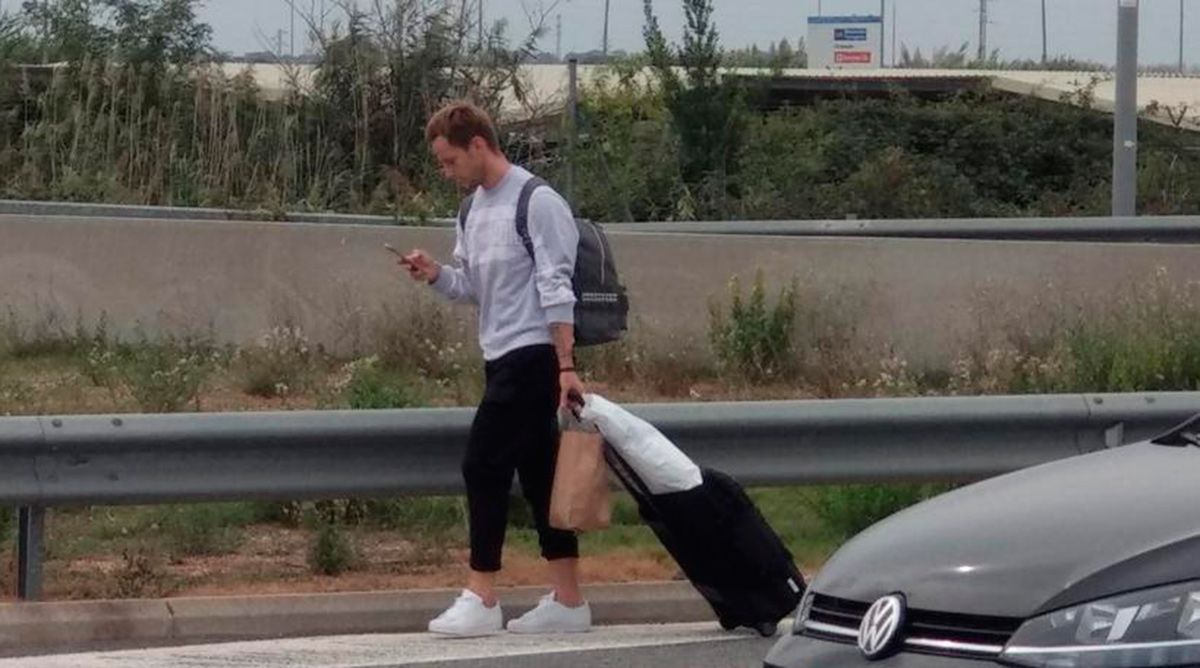 Ivan Rakitic, caminando por la autovía tras abandonar el Aeropuerto / TWITTER