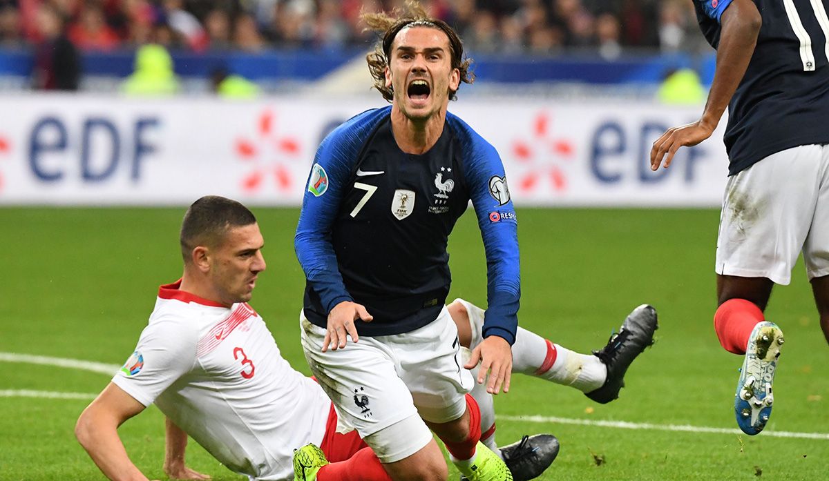Antoine Griezmann, pushed by a defender of Turkey