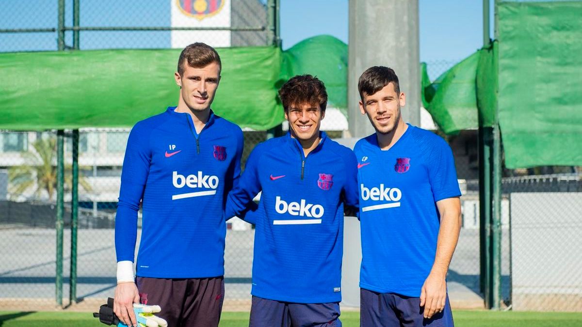 Los jugadores del filial en un entrenamiento del primer equipo del Barça | FCB