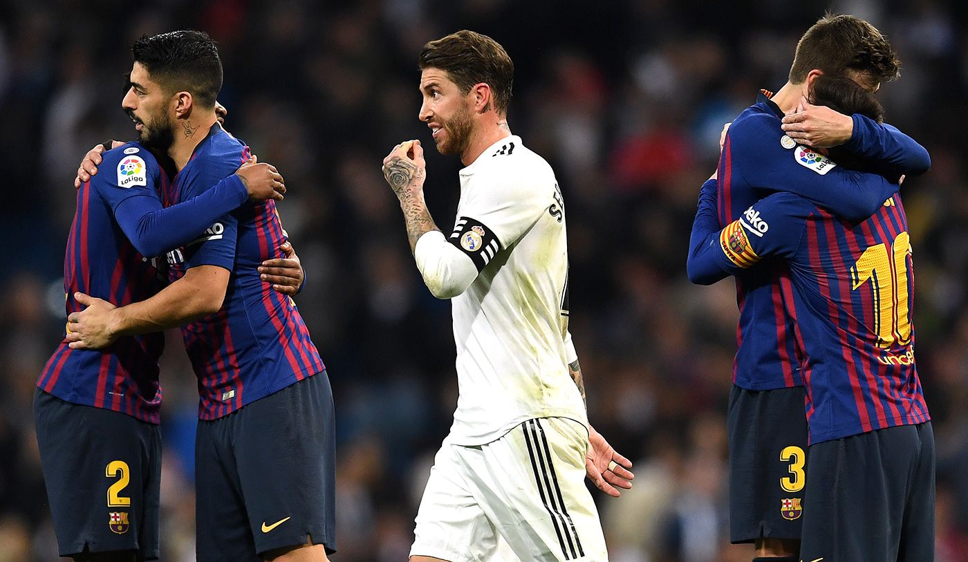 Sergio Ramos pasa por delante de Piqué, Messi, Suárez y Semedo