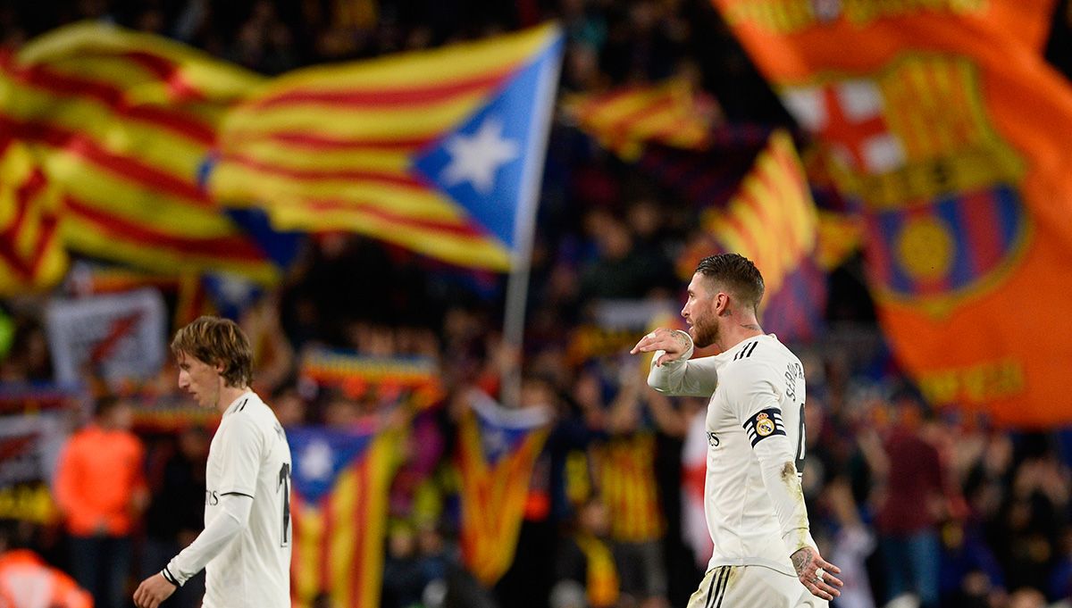 Sergio Ramos y Luka Modric, durante un Clásico en el Camp Nou