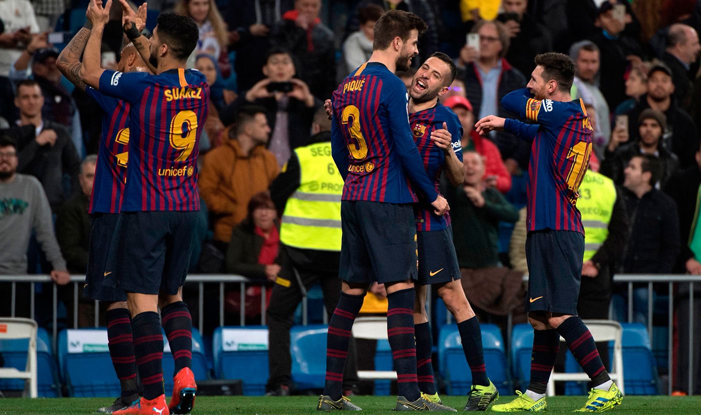 The players of the Barça celebrate a goal in the Bernabéu