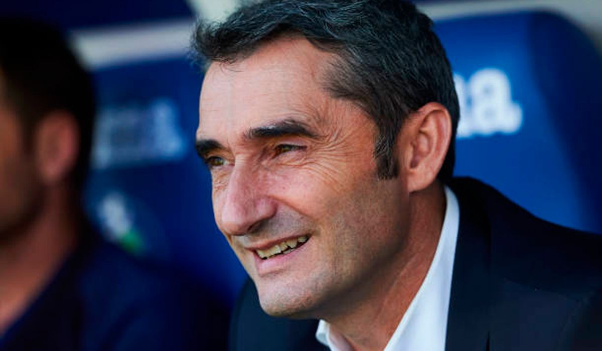 Ernesto Valverde, in the bench