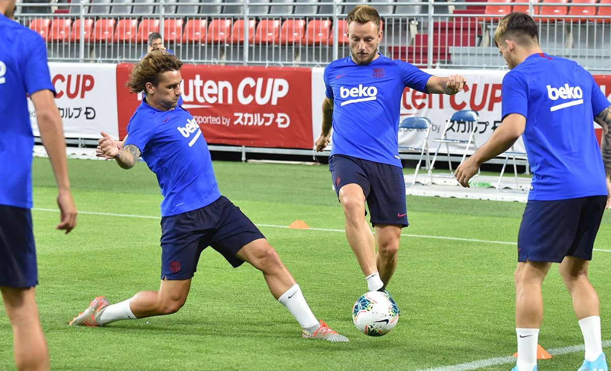 Ivan Rakitic y Antoine Griezmann, durante un entrenamiento del Barça