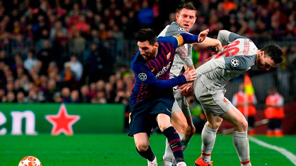 Leo Messi supera a James Milner en un partido de Champions