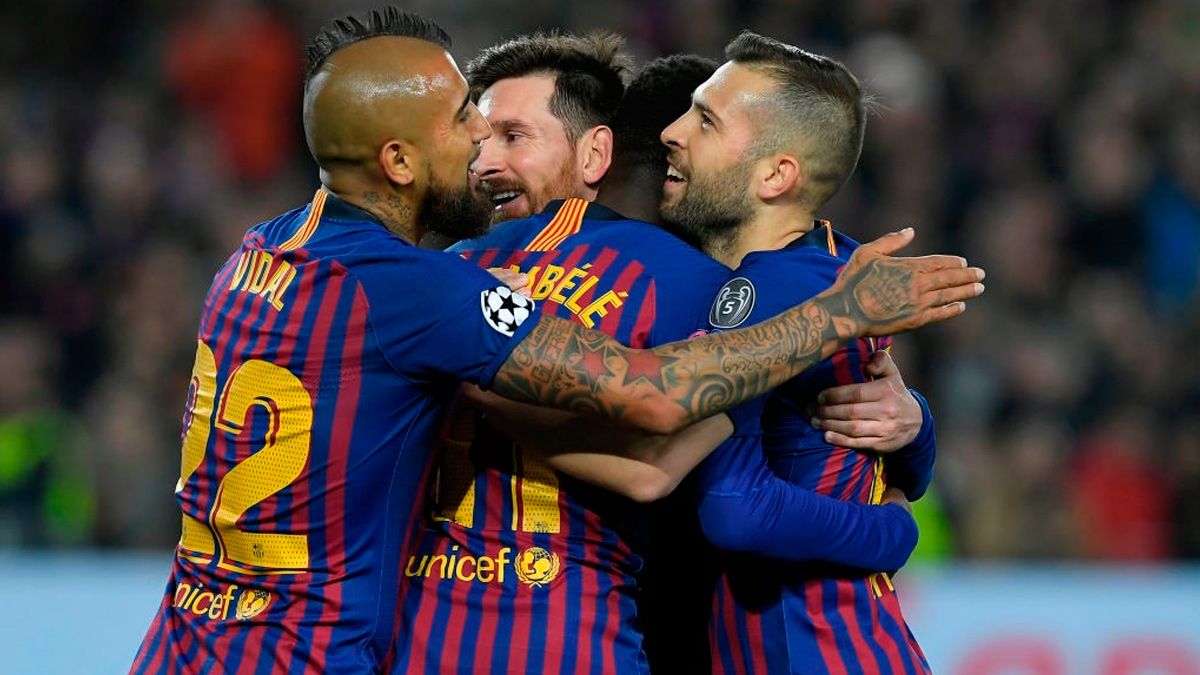 Arturo Vidal y Ousmane Dembélé celebran un gol del Barça