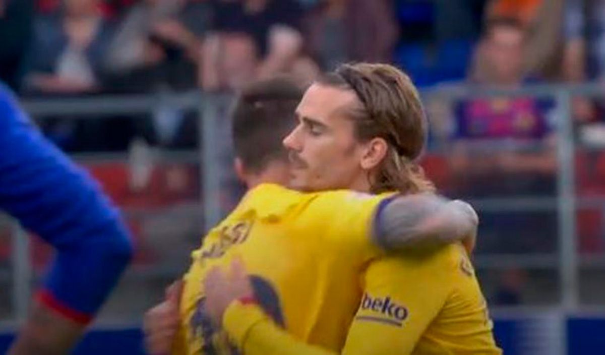 Messi y Antoine Griezmann, abrazándose antes del partido