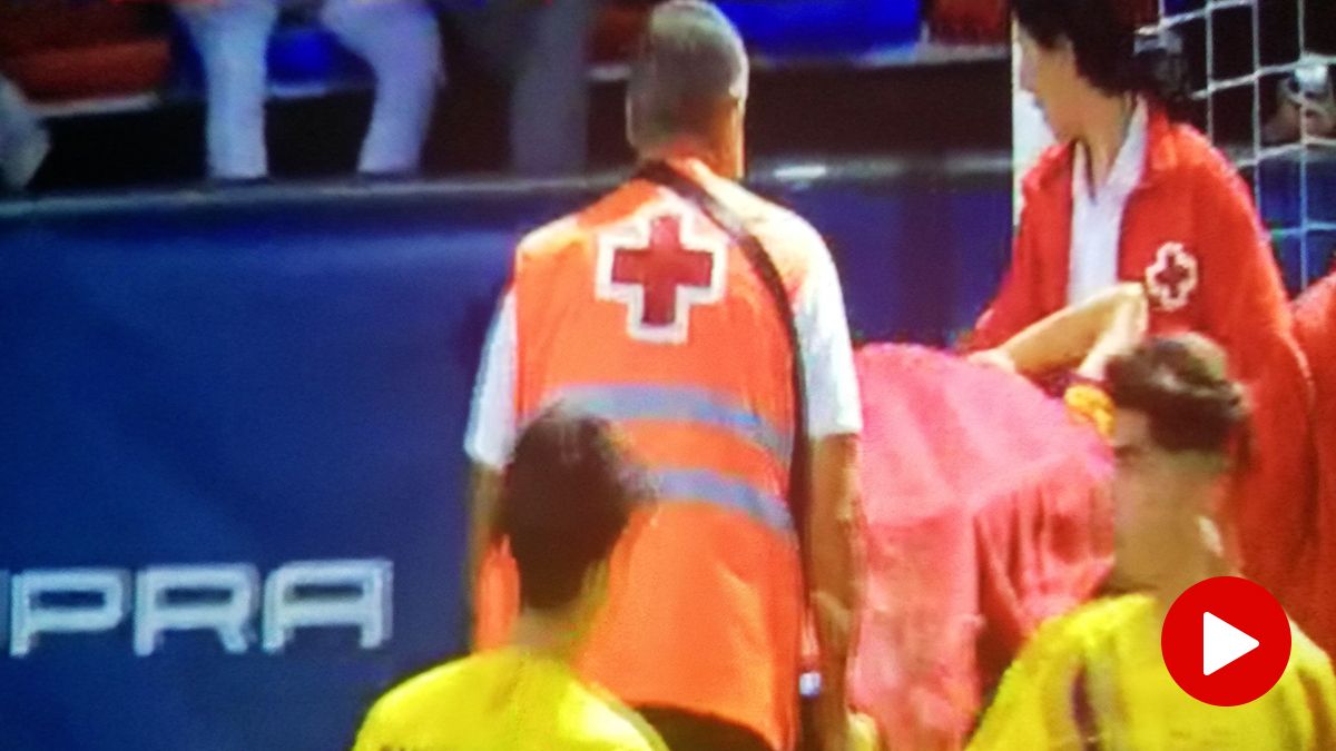 Riqui Puig, retired on a stretcher