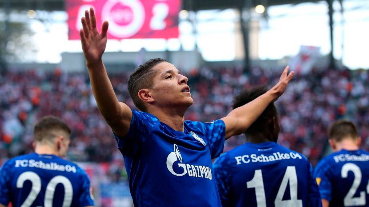 Amine Harit, target of Barça, celebrates a goal with Schalke 04