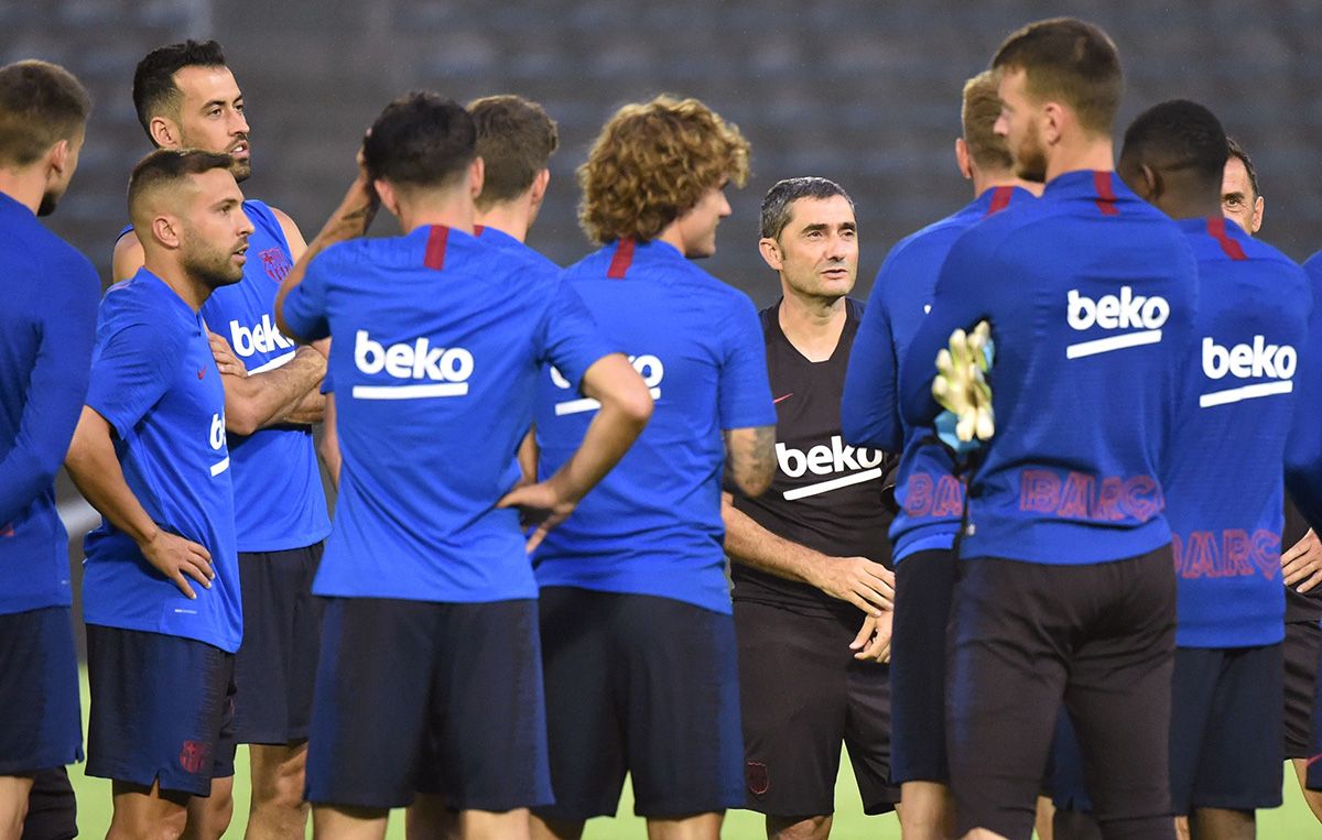 Ernesto Valverde, with his players in a training