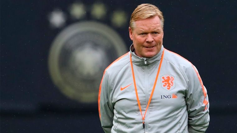Ronald Koeman in a training session of the dutch national team
