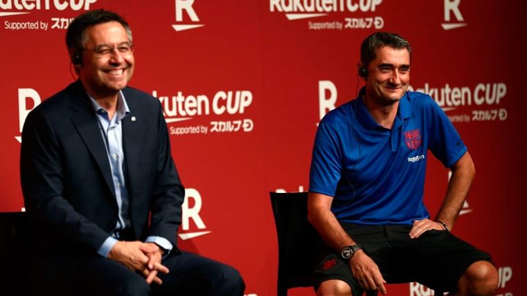 Josep Maria Bartomeu and Ernesto Valverde in an act of FC Barcelona