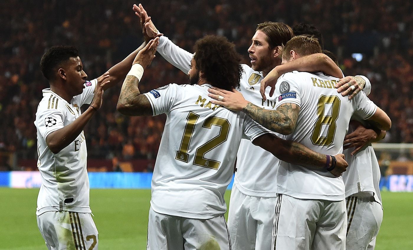Los jugadores del Madrid celebran el gol de Kroos