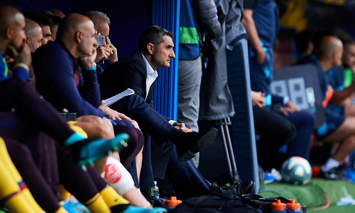 Ernesto Valverde, sentado en el banquillo del Barça