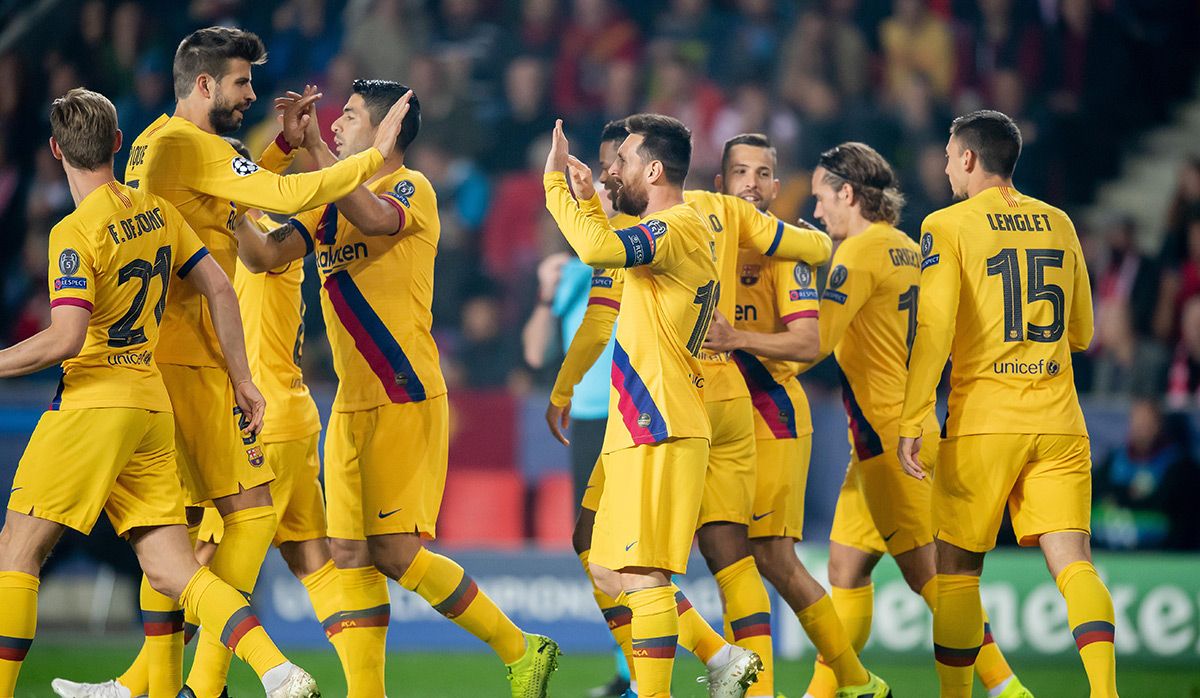 El FC Barcelona, celebrando el gol de Messi en el Eden Arena