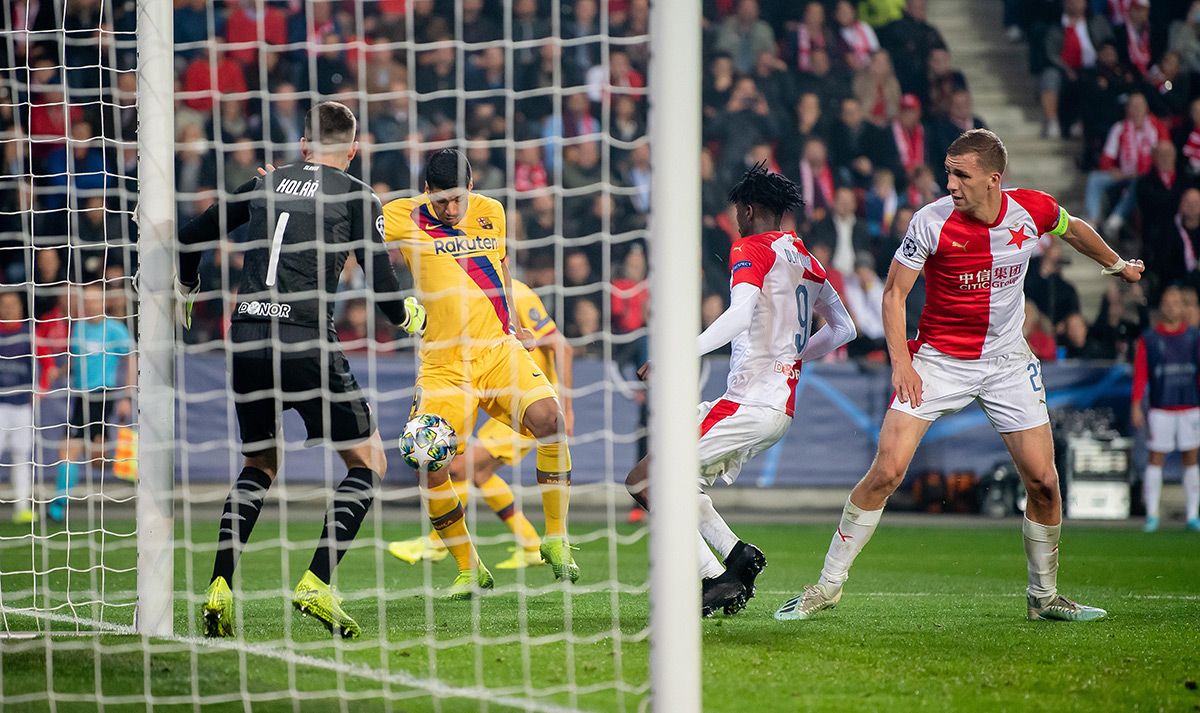 Luis Suárez, gestando un gol contra el Slavia de Praga