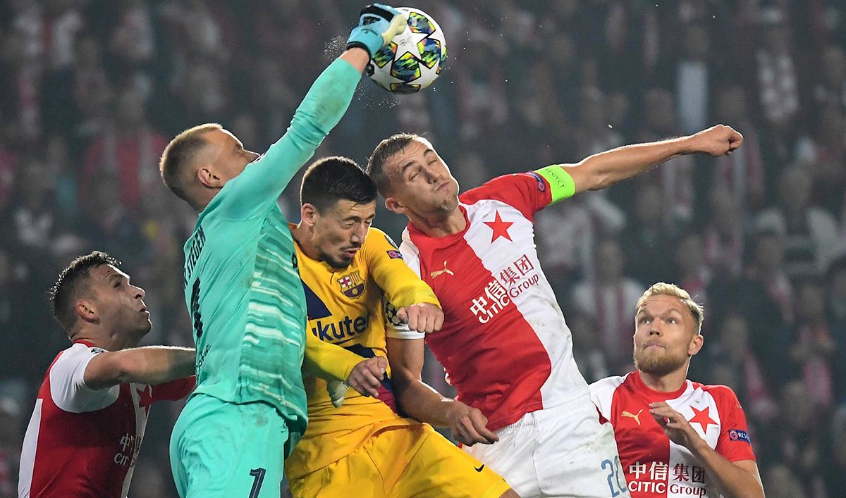 Ter Stegen, despejando un balón contra el Slavia de Praga