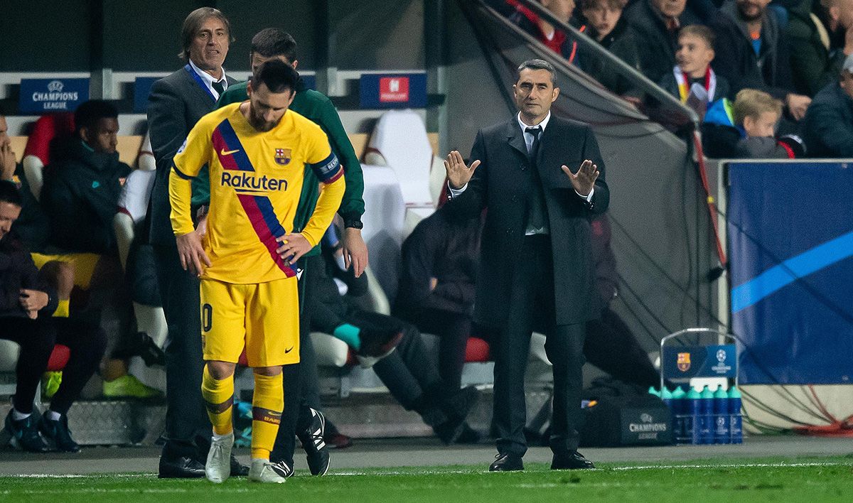 Ernesto Valverde, giving indications during the match against the Slavia of Prague