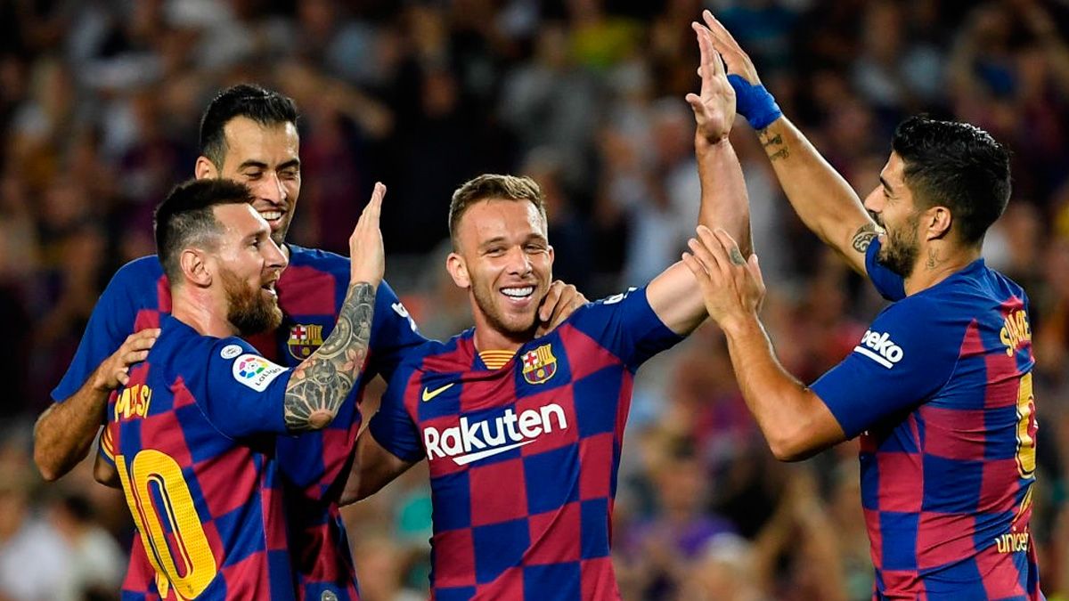 Arthur, Leo Messi y Luis Suárez celebran un gol del Barça