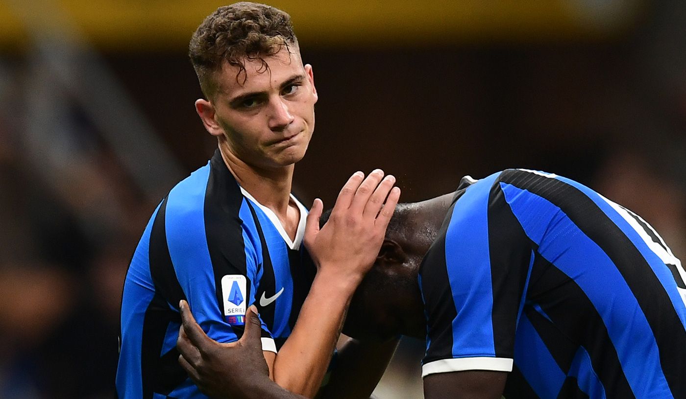 A player of the Inter comforts to Lukaku after the tie