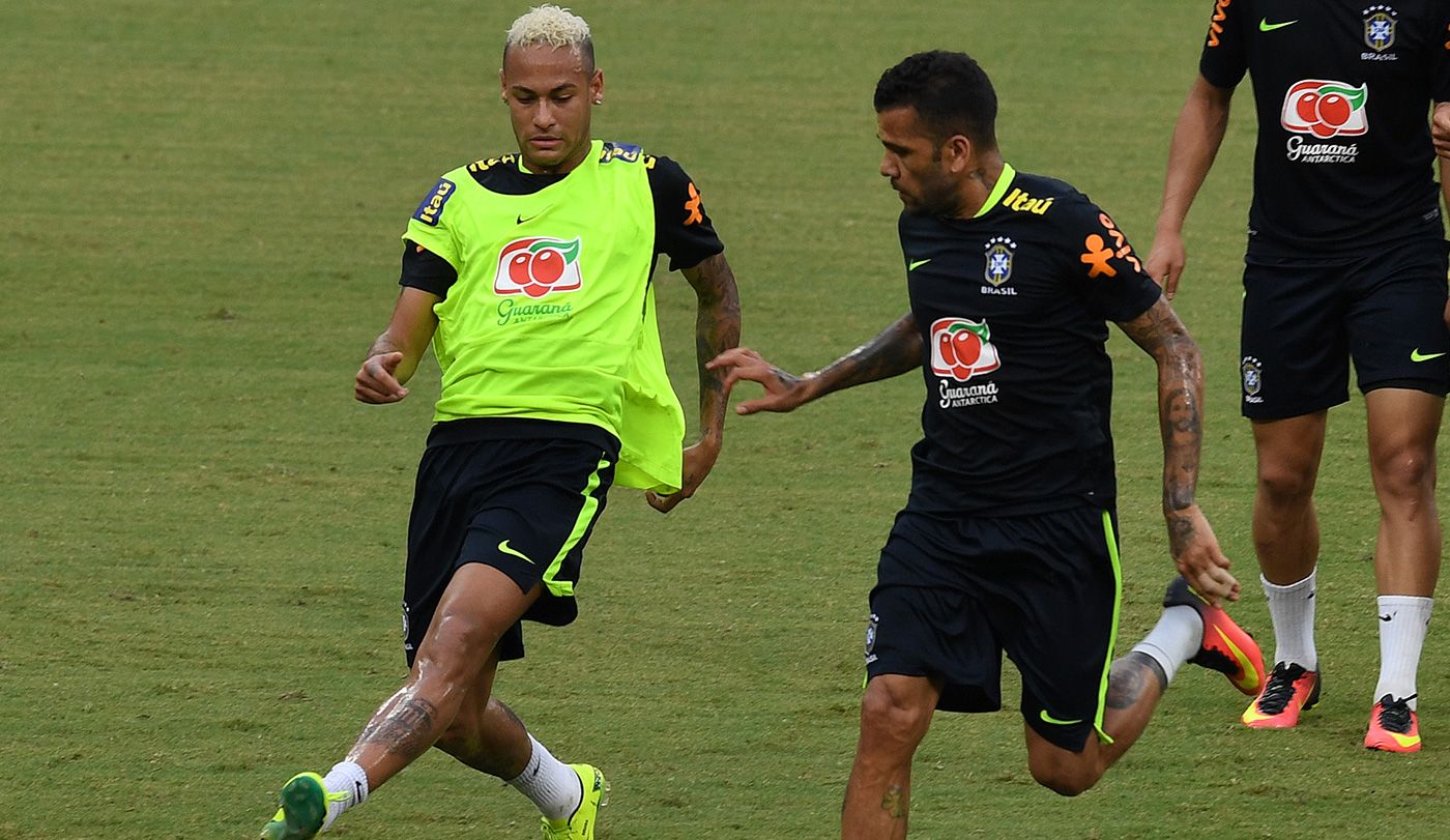 Dani Alves y Neymar en un entrenamiento con Brasil