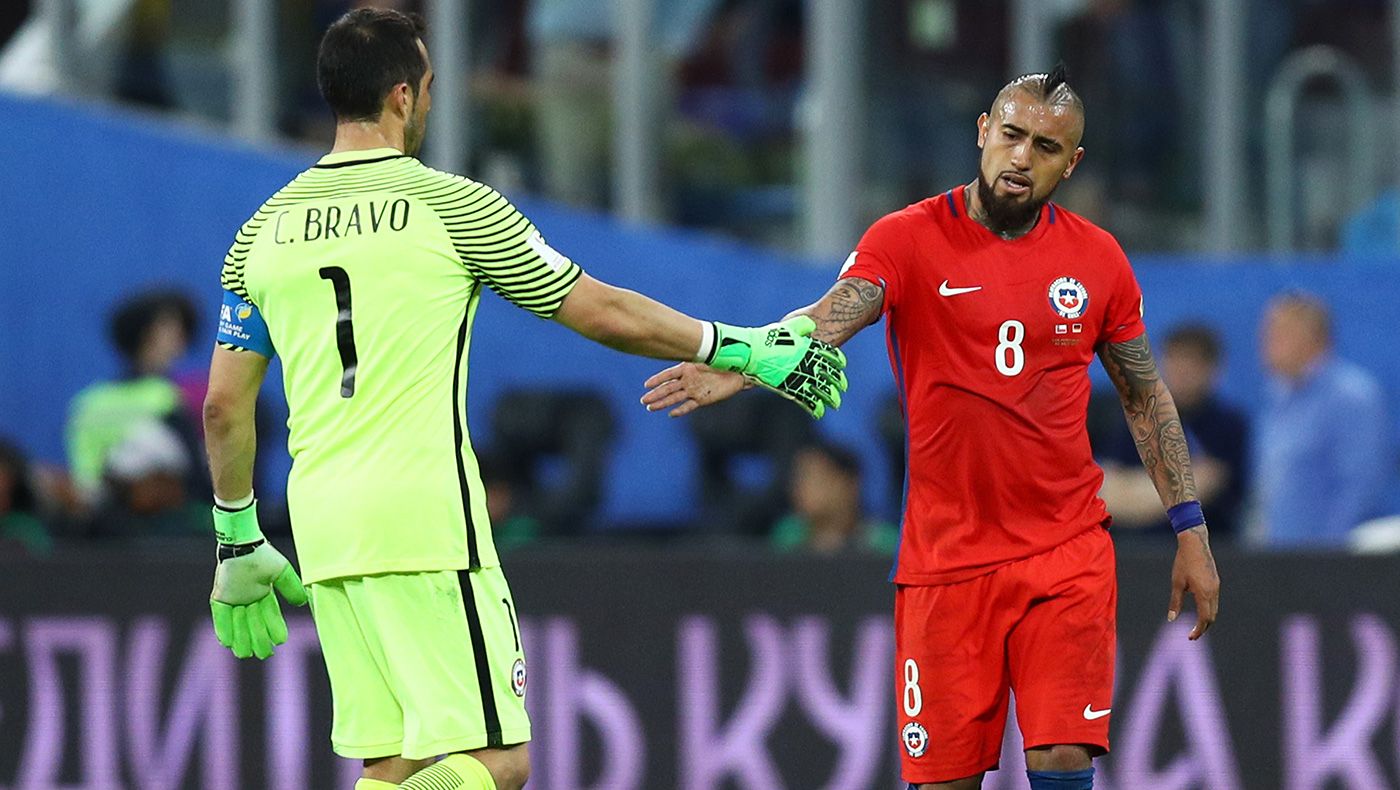 Arturo Vidal y Bravo se dan la mano después de un partido