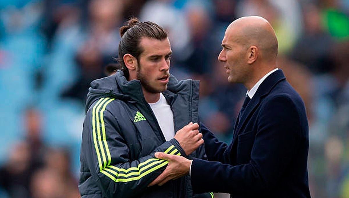 Gareth Bale, beside Zinedine Zidane