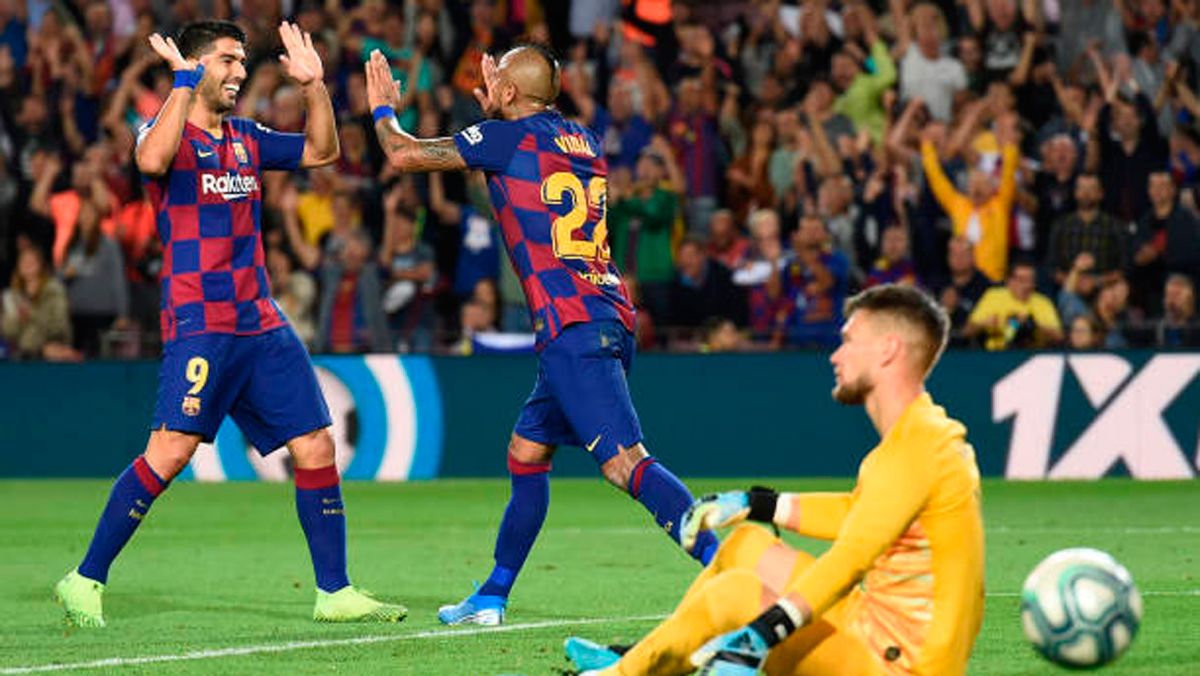 Luis Suarez y Arturo Vidal, celebrando un gol