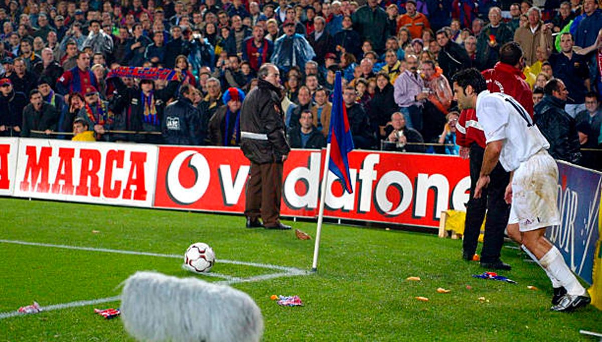 Luis Figo, durante un Clasico