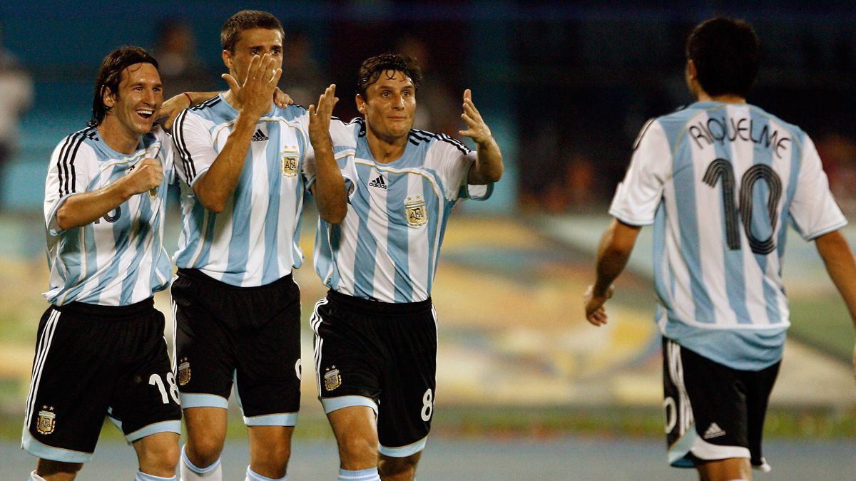 Leo Messi y Juan Román Riquelme en un partido de la selección de Argentina