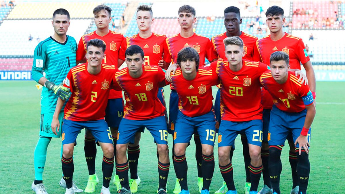 Pedri (numer '18') in a match with the U17 spanish national team | @SeFutbol