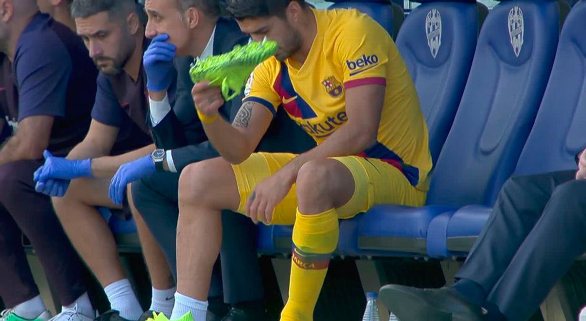 Luis Suárez, injured in the bench of FC Barcelona