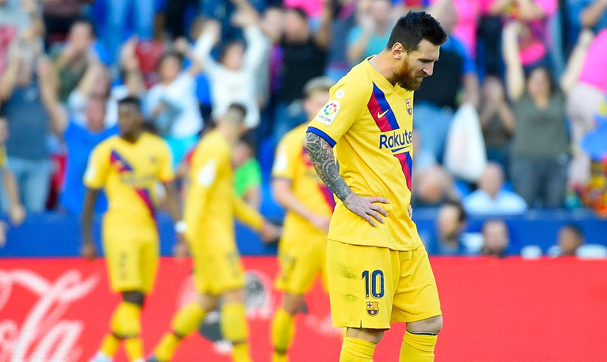 Leo Messi, cabizbajo tras perder contra el Levante en el Ciutat de València