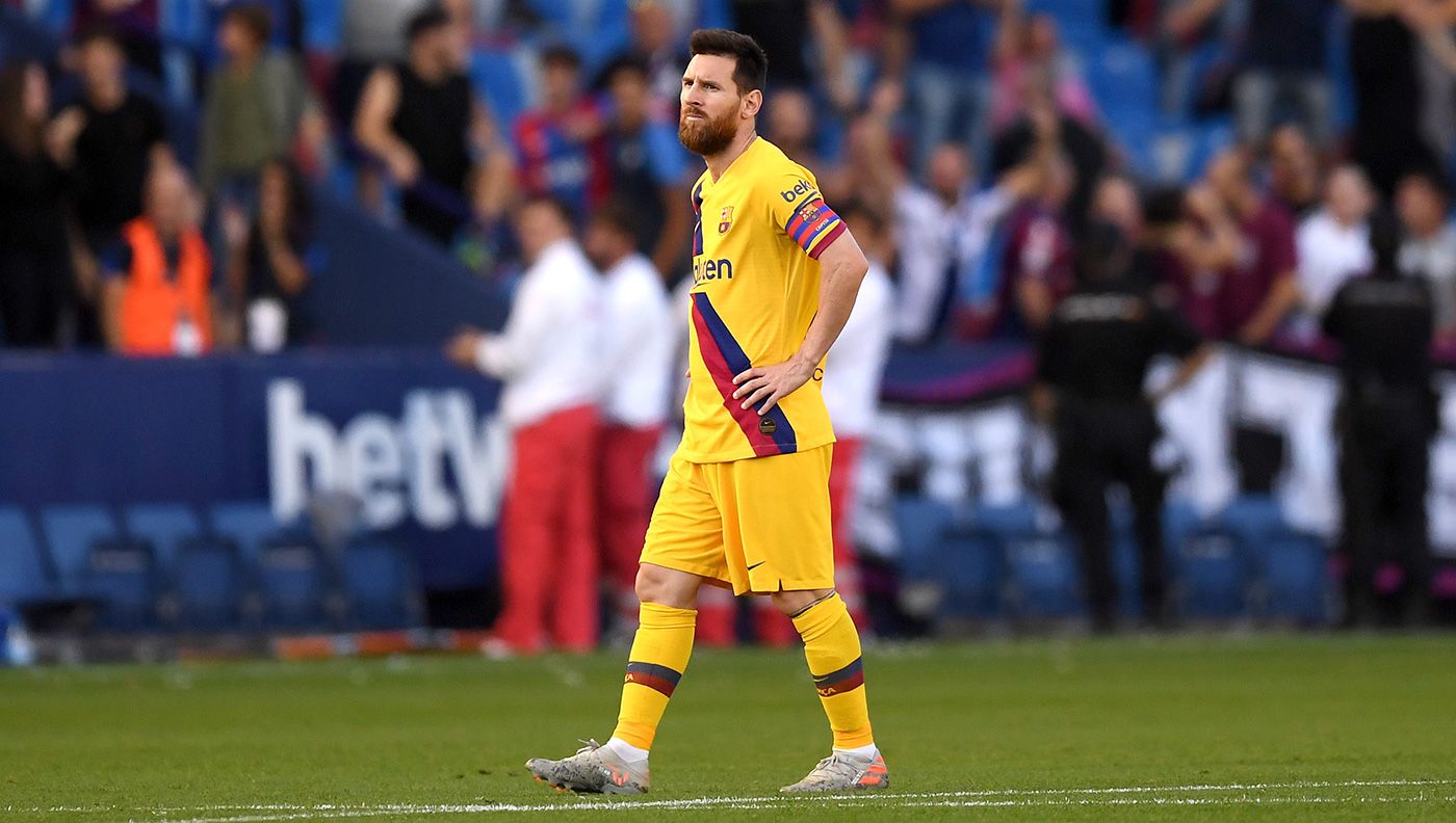 Leo Messi se lamenta en el césped del Ciutat de València
