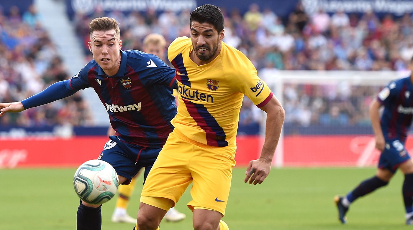 Luis Suárez en una acción de partido contra el Levante