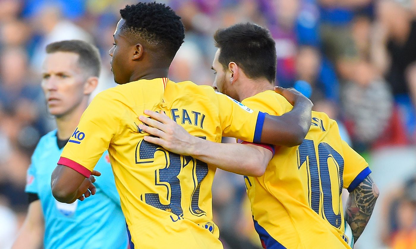 Ansu Fati y Messi se abrazan en un partido