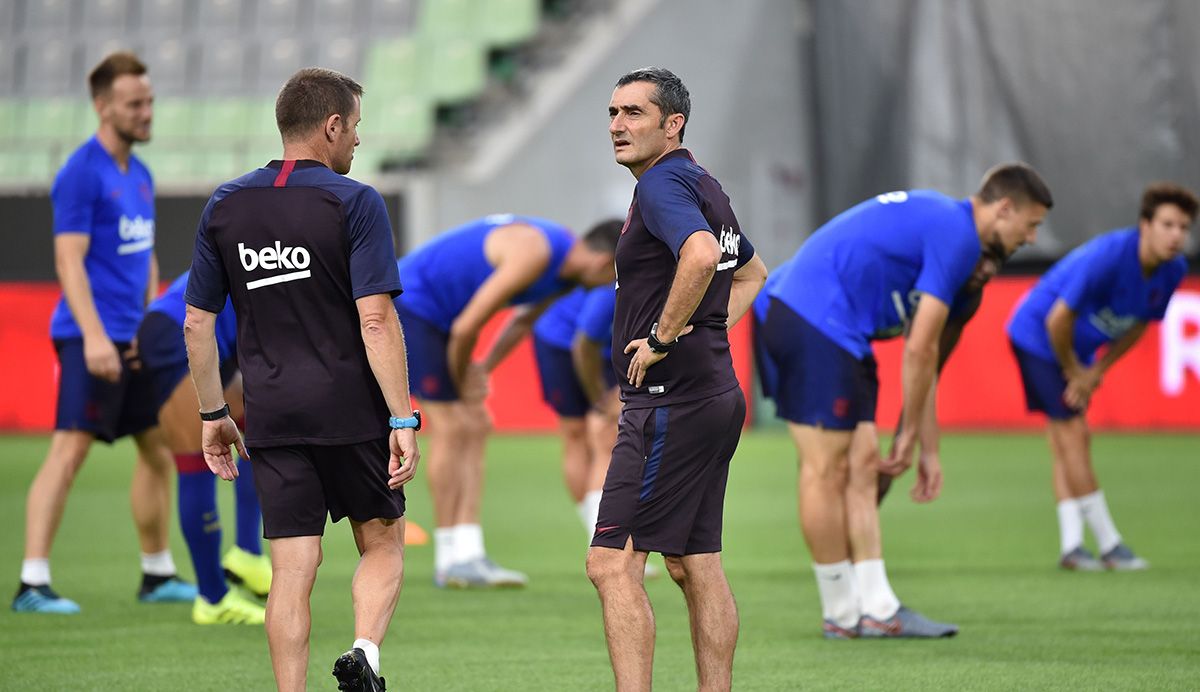 Ernesto Valverde, during a training with the FC Barcelona this season