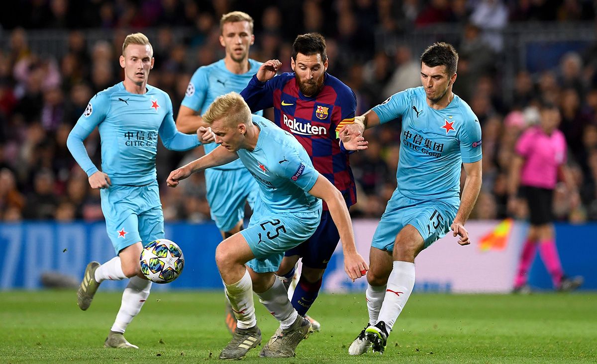 Leo Messi, rodeado de jugadores del Slavia de Praga