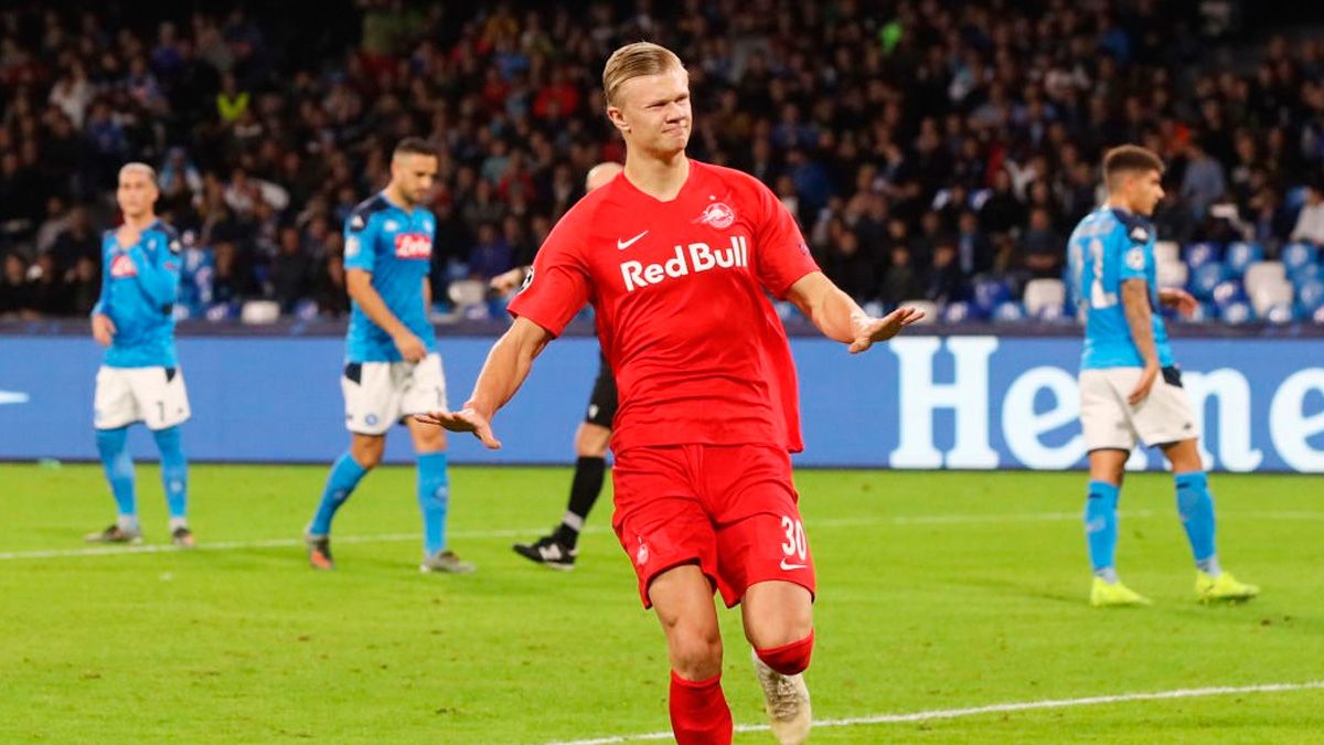 Erling Haaland celebrates a goal with Salzburgo in the Champions League
