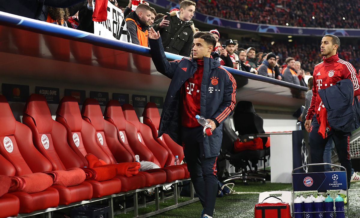 Coutinho, in the bench during the Bayern-Olympiacos