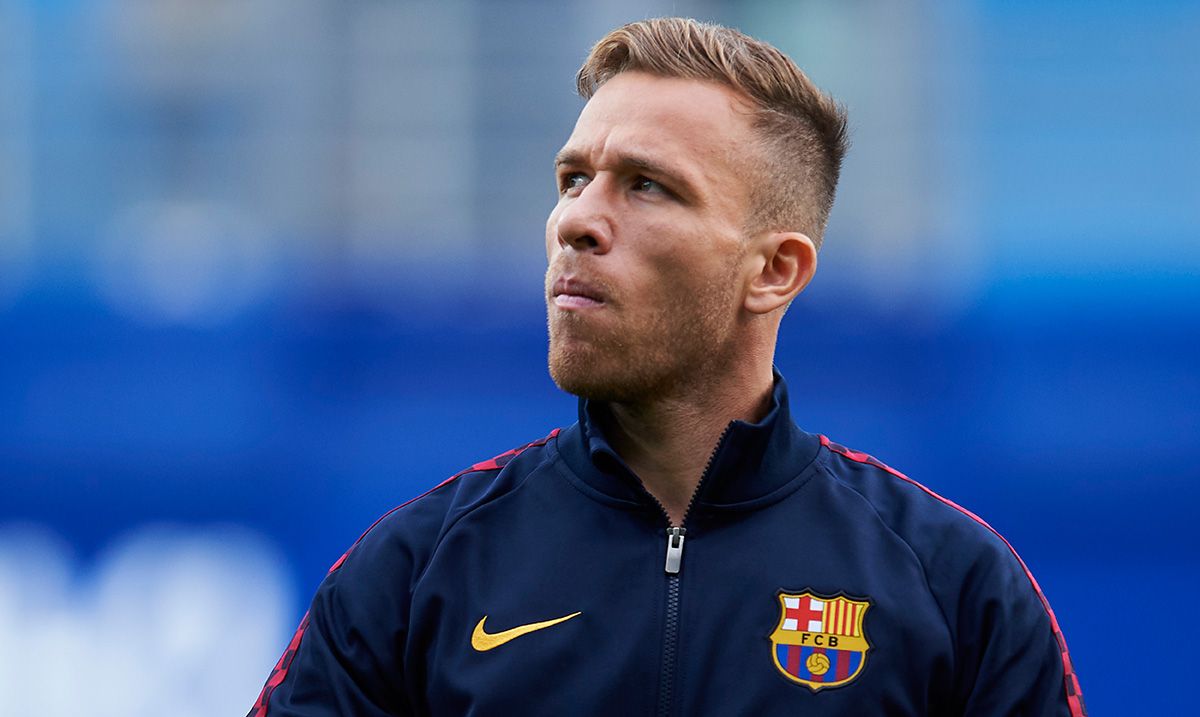 Arthur Melo, heating before a match with Barça
