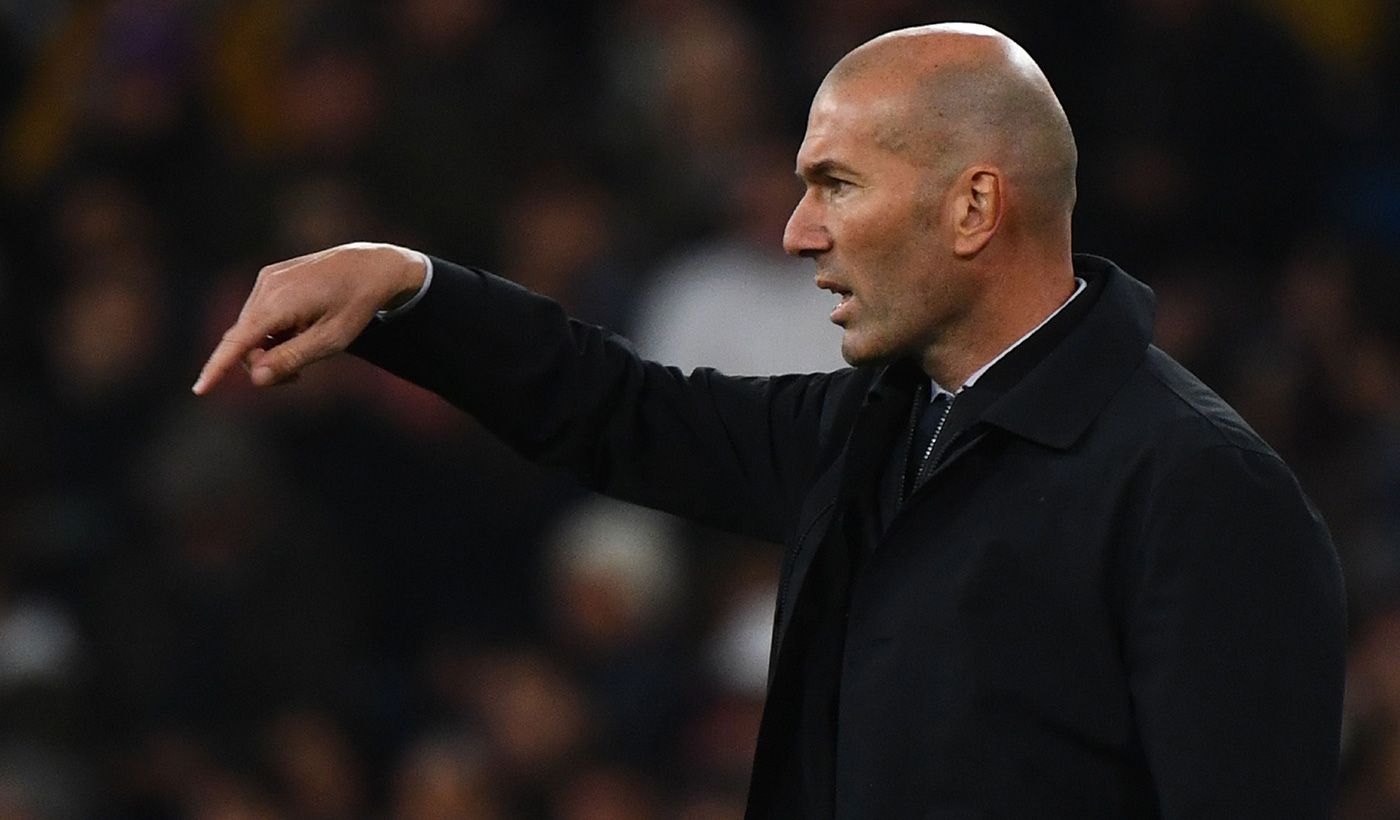 Zidane dando indicaciones en un partido
